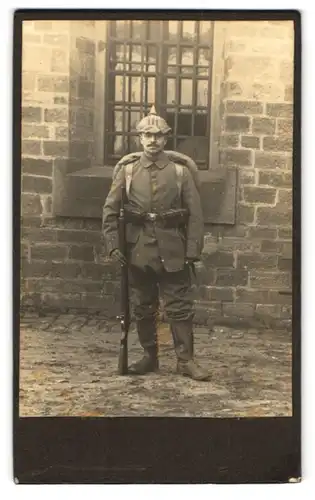 Fotografie unbekannter Fotograf und Ort, Soldat in Feldgrau Uniform Rgt. 111, Pickelhaube Tarnbezug Ausmarschgepäck