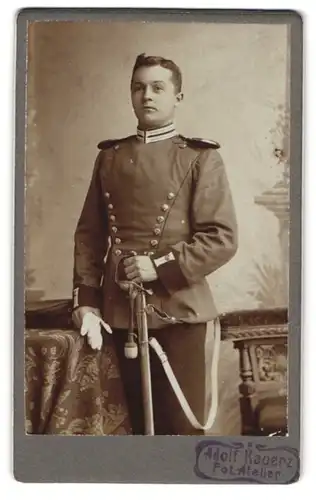 Fotografie Adolf Kauerz, Ort unbekannt, Ulan in Uniform mit Säbel & Epauletten im 1. Garde Ulanen Regiment