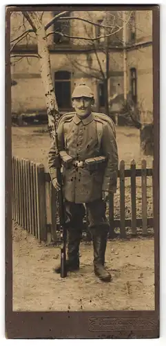 Fotografie Franz Bueckler, Weissenburg, Infanterist in Feldgrau mit Gewehr, Pickelhaube mit Überzug, 1.WK