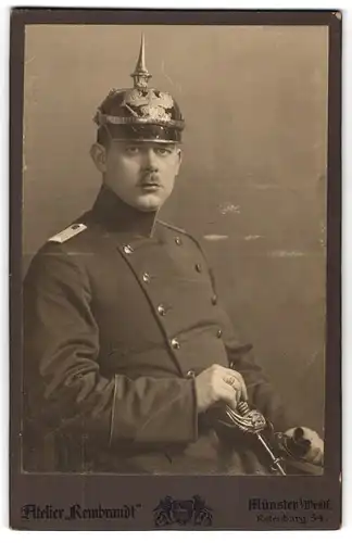 Fotografie Atelier Rembrandt, Münster i. W., Rotenburg 54, Offizier in Uniform mit Pickelhaube Preussen um 1915, 1.WK