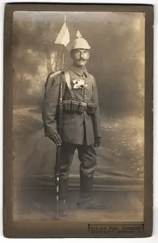Fotografie Karl Schubert, Bayreuth, Leopoldstr. 14, Kriegsausmarsch, Infanterist in Feldgrau, Gewehr & Pickelhaube, 1.WK