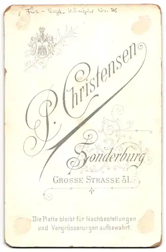 Fotografie P. Christensen, Sonderburg, Grosse Strasse 31, Soldat im Füsilier-Rgt. Nr. 86 mit Pickelhaube & Paradebusch