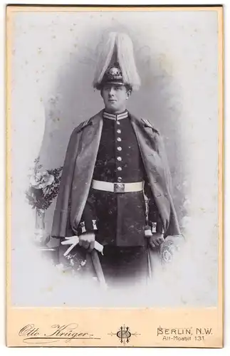 Fotografie Otto Krüger, Berlin, Alt Moabit 131, Garde-Soldat in Uniform mit Pickelhaube Sachsen & Paradebusch