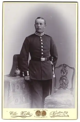 Fotografie Otto Witte, Berlin-Kreuzberg, Skalitzerstr. 54, Garde-Pionier in Uniform mit Pickelhaube Sachsen
