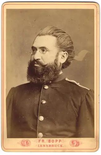 Fotografie Friedrich Bopp, Innsbruck, Portrait K.u.k. Soldat in Uniform mit Brille