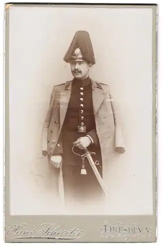 Fotografie Heinrich Schroeter, Dresden, Prinz-Georg-Allee 1, Kgl. Sächs. Feldartillerie, Soldat mit Pickelhaube Sachsen