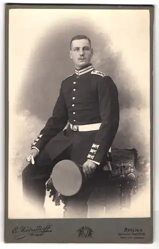 Fotografie E. Hartzendorff, Berlin, Gartenstr. 20, Gefreiter im Kaiser-Alexander-Garde-Grenadier Regiment Nr. 1