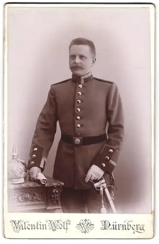 Fotografie Valentin Wolf, Nürnberg, Breitegasse 97, Feldwebel Hartmann im 14. Bay. Inf.-Rgt. mit Pickelhaube Bayern