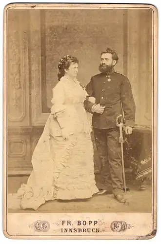 Fotografie Fr. Bopp, Innsbruck, Kriegshochzeit, K.u.k. Soldat in Uniform mit Orden nebst Hochzeitsbraut