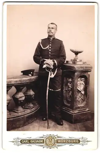 Fotografie Carl Galvagni, Würzburg, Kettengasse 12, Sergeant im Kgl. Bayer. 2. Feldartillerie-Rgt. mit Säbel