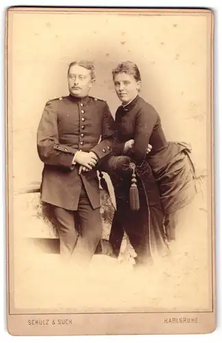 Fotografie Schulz & Suck, Karlsruhe, Kaiserstrasse 223, Offizier in Uniform nebst Gattin