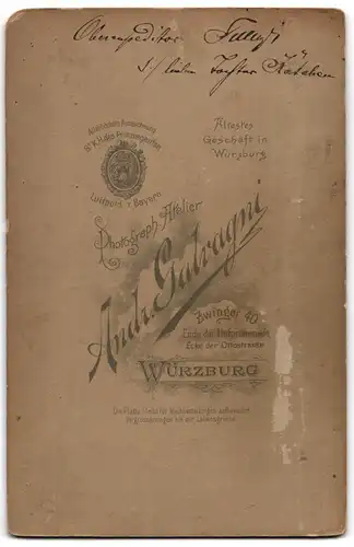 Fotografie Andr. Galvagni, Würzburg, Zwinger 40, Oberst in Uniform mit Epaulettten & Säbel nebst Zweispitz