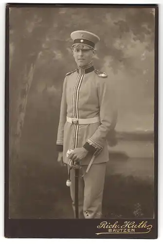 Fotografie Rich. Huth, Bautzen, Soldat im Kgl. Sächs. Karabiner Regt. in Uniform mit Säbel