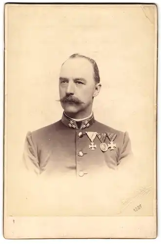 Fotografie H. Eckert, Prag, Portrait K.u.k. Offizier in Uniform mit Ordensspange um 1897