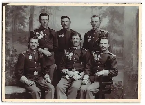Fotografie unbekannter Fotograf und Ort, K.u.k. Infanteristen in Uniform mit Orden / Medaillen