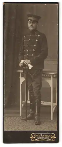 Fotografie Hans Schneider, Coburg, Husar in Uniform mit Säbel & Schirmmütze