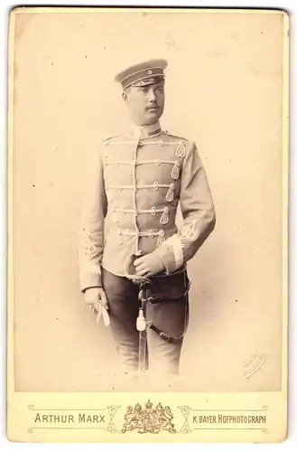 Fotografie Arthur Marx, Frankfurt / Main, Bleichstrasse 28, Uffz. Husar in Uniform mit Säbel und Schirmmütze