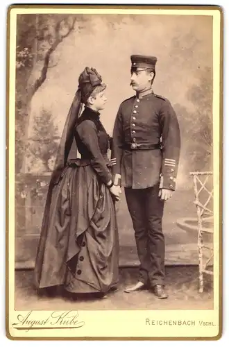 Fotografie August Kube, Reichenbach i. Schlesien, Schweidnitzerstrasse 120, Sergeant in Uniform nebst hübscher Dame