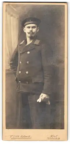 Fotografie F. Wilhelm Schmidt, Kiel, Holstenstrasse 22, Matrose in Uniform mit Mützenband S.M.S. Schleswig Holstein