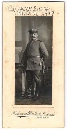 Fotografie F. Asaert-Pierloote, Ostende, rue d'Est 33, Uffz. Wilhelm Rusch in Uniform mit Säbel 1917, 1.WK