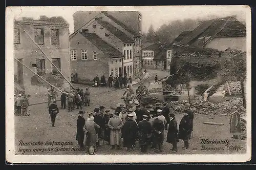 AK Domnau, Menschen auf dem Marktplatz, Russische Gefangene legen morsche Giebel nieder