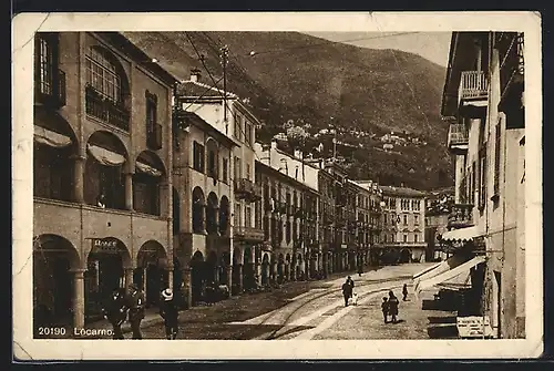AK Locarno, Strassenpartie mit Passanten
