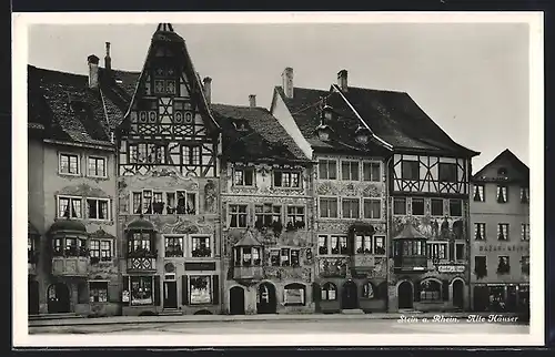 AK Stein a. Rhein, Strassenpartie vor alten, verzierten Fachwerkhäusern
