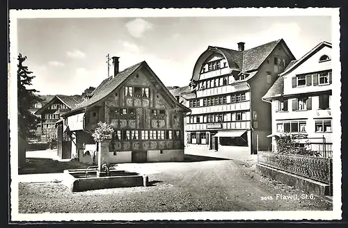 AK Flawil, Strassenpartie mit Brunnen vor kleinem, verzierten Fachwerkhaus