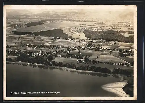 AK Amsoldingen, Gesamtansicht mit Gewässer und Fernblick, Fliegeraufnahme