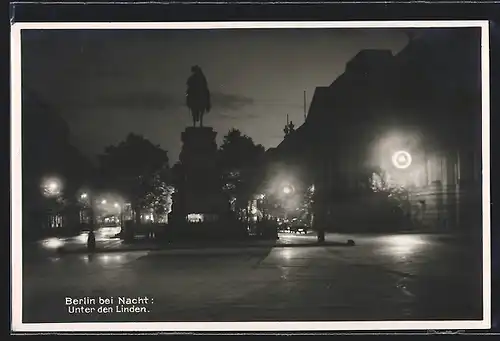 AK Berlin, Unter den Linden mit Denkmal bei Nacht