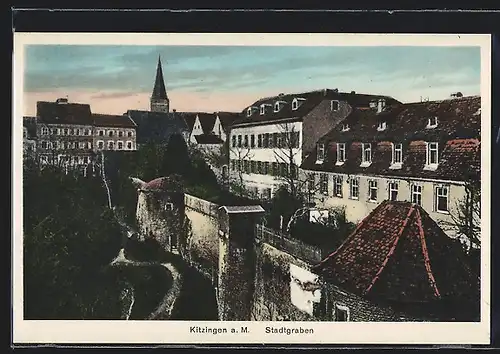 AK Kitzingen a. M., Stadtgraben mit Mauer und Häuserfassaden