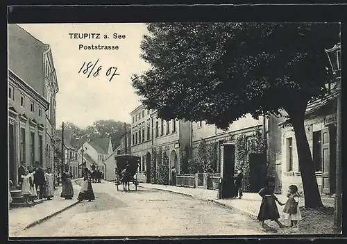 AK Teupitz a. See, Poststrasse mit Pferdekutsche und Passanten