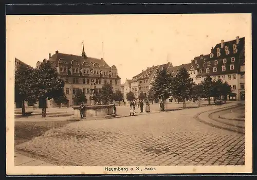AK Naumburg a. S., Partie am Marktplatz mit Brunnen und Städtern