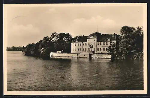 AK Plaue bei Brandenburg, Seenpartie mit Schloss (Verwaltungsschule Potsdam)