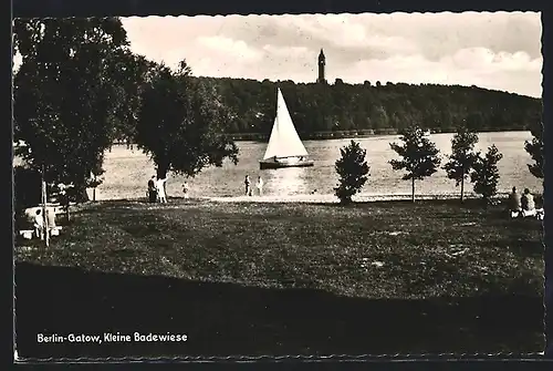 AK Berlin-Gatow, Kleine Badewiese mit Segelboot