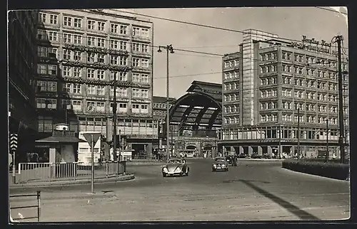 AK Berlin, Partie am Alexanderplatz mit VW-Käfer