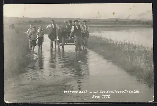 Foto-AK Gohlis, Hochwasser 1932, Verkehr nach u. von der Gohliser Windmühle