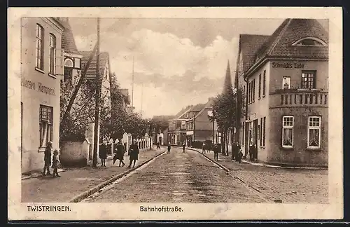 AK Twistringen, Bahnhofstrasse mit Schmidt`s Cafe und Klempnerei