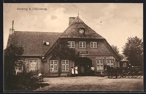 AK Lütjenburg, Gasthaus Seekrug mit Wirtsleuten und Kutsche