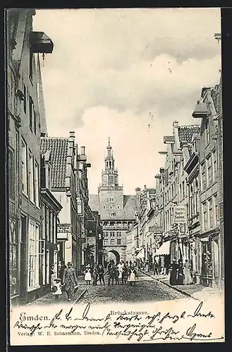 AK Emden, Brückstrasse mit Passanten, Sohnemanns Rasir-Salon und Turmgebäude