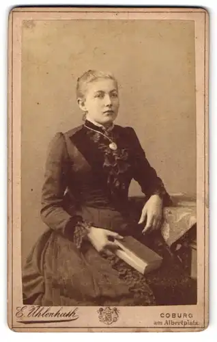Fotografie E. Uhlenhuth, Coburg, Am Albertplatz, Junge hübsche Frau mit Buch und Kette