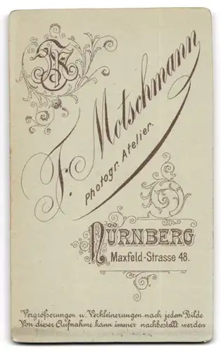 Fotografie F. Motschmann, Nürnberg, Maxfeld-Str. 48, Kleines süsses Mädchen blickt mit grossen Augen zum Fotografen