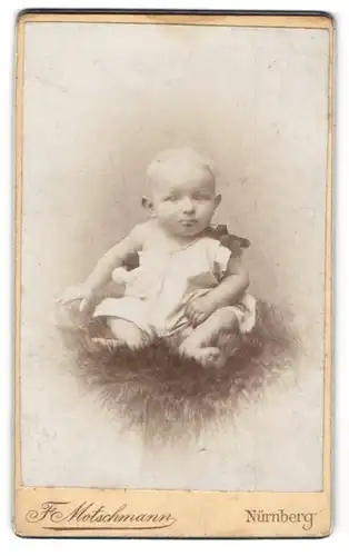 Fotografie F. Motschmann, Nürnberg, Maxfeld-Str. 48, Niedliches kleines Mädchen mit abstehenden Ohren und Kulleraugen