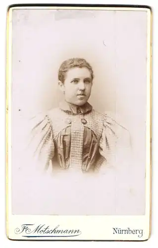 Fotografie F. Motschmann, Nürnberg, Maxfeld-Str. 48, Junge attraktive Frau mit Ohrringen und energischem Kinn