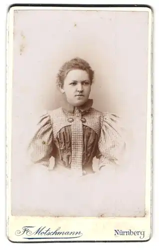 Fotografie F. Motschmann, Nürnberg, Maxfeld-Str. 48, Gutaussehende dunkelhaarige Frau mit Locken und Ohrringen