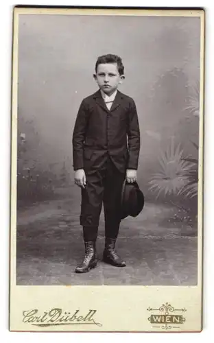 Fotografie Carl Dübell, Wien, Untere Augartenstr. 9, Hübscher Junge mit dunklen Haaren und Hut