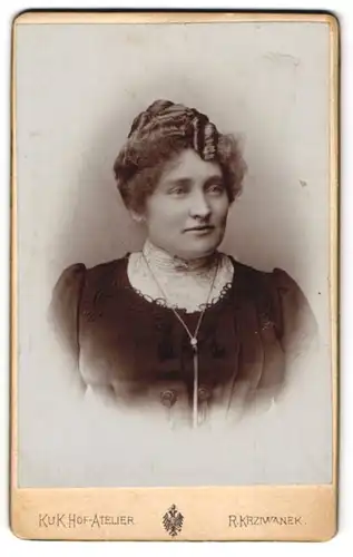 Fotografie R. Krziwanek, Wien, Hofstallstr. 5, Attraktive Frau mit ausdrucksvollen Augen und Kette