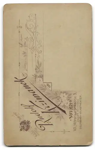 Fotografie R. Krziwanek, Wien, Hofstallstr. 5, Attraktive Frau mit ausdrucksvollen Augen und Kette