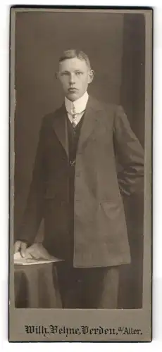 Fotografie Wilh. Behne, Verden, Grosse Str. 76, Junger attraktiver Mann mit schmalem Gesicht und Krawatte