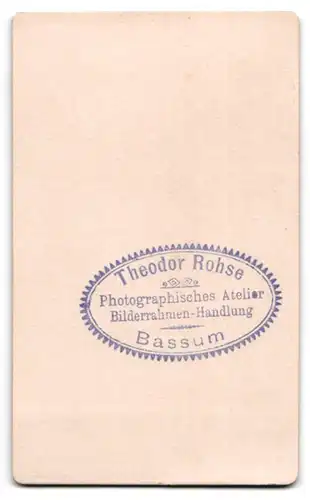 Fotografie Theodor Rohse, Bassum, Attraktive Dame mit Hochsteckfrisur und Brosche